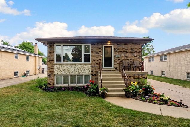 4613 Madison Avenue Brookfield, IL House Active - Photo 1 of 40. Opens carousel modal