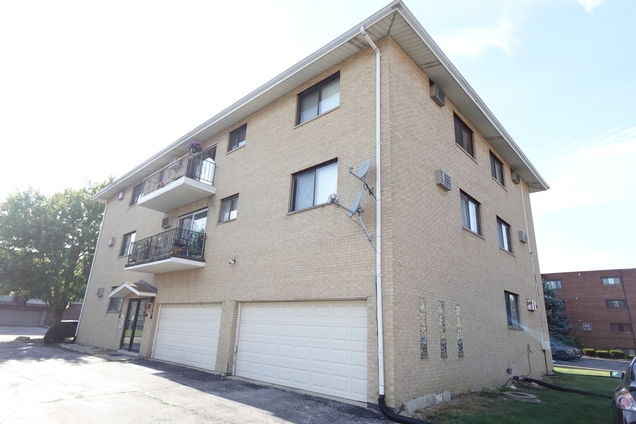 10425 Mayfield Street Unit 3W Oak Lawn, IL Condo Active - Photo 1 of 30. Opens carousel modal