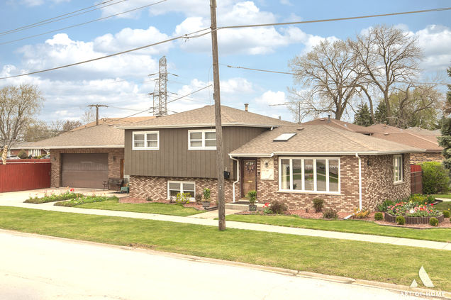 8356 Oak Park Avenue Burbank, IL House Active - Photo 1 of 32. Opens carousel modal