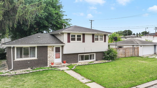 11551 S Komensky Avenue Alsip, IL House Active - Photo 1 of 20. Opens carousel modal