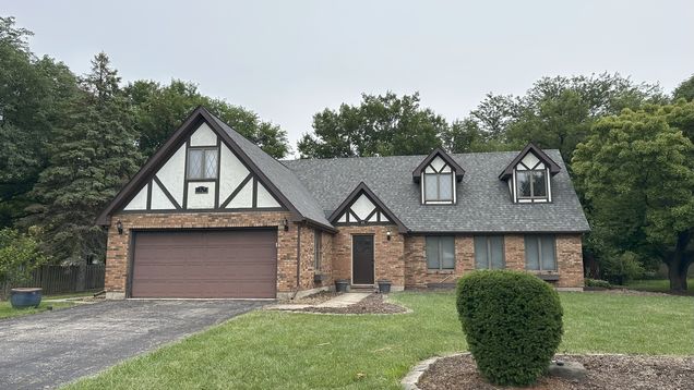 40 Ashlawn Avenue Oswego, IL House Active - Photo 1 of 30. Opens carousel modal