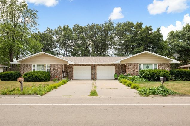 1009/1011 Dupont Avenue Morris, IL Multifamily Active - Photo 1 of 14. Opens carousel modal