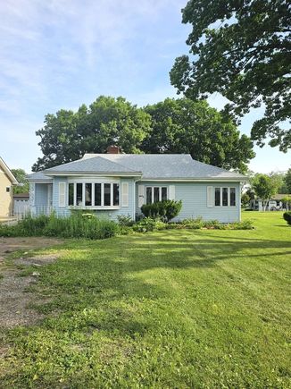 756 W Lincoln Lane Des Plaines, IL House Active - Photo 1 of 21. Opens carousel modal