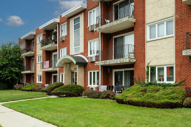 4754 W 101st Street Unit 1A Oak Lawn, IL Condo Active - Photo 1 of 19. Opens carousel modal