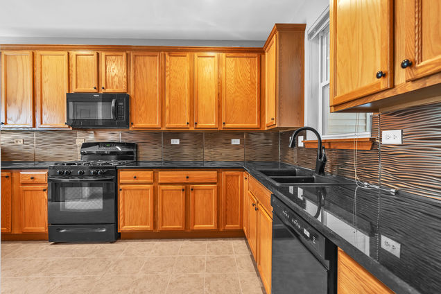 2820 Glacier Way Unit B Wauconda, IL Townhouse Sold - Photo 9 of 24. Opens carousel modal