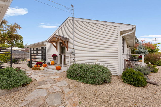 315 Grand Boulevard Wauconda, IL House Sold - Photo 3 of 20. Opens carousel modal