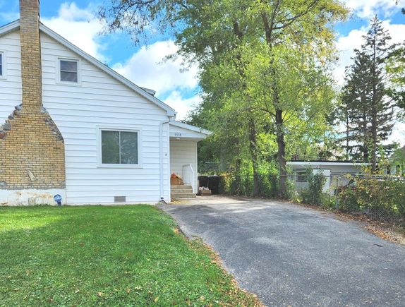 908 Ridge Avenue Wauconda, IL House Sold - Photo 2 of 20. Opens carousel modal