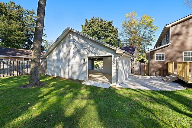 25721 W Lakeview Avenue Wauconda, IL House Sold - Photo 5 of 54. Opens carousel modal