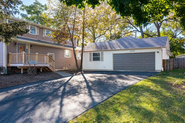 25721 W Lakeview Avenue Wauconda, IL House Sold - Photo 8 of 54. Opens carousel modal