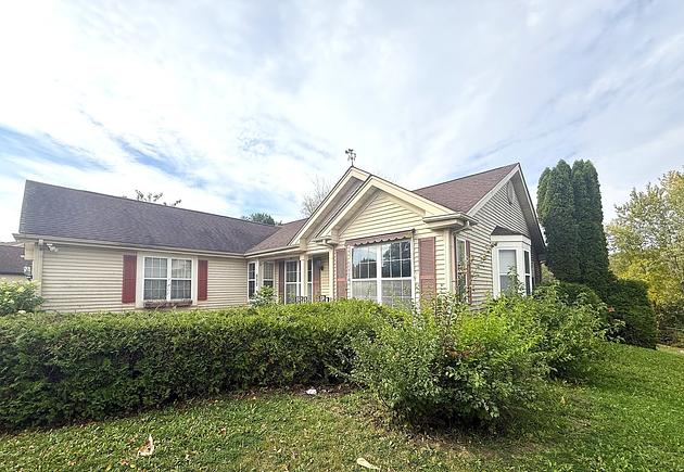 533 Farmhill Circle Wauconda, IL House Contingent - Photo 3 of 8. Opens carousel modal