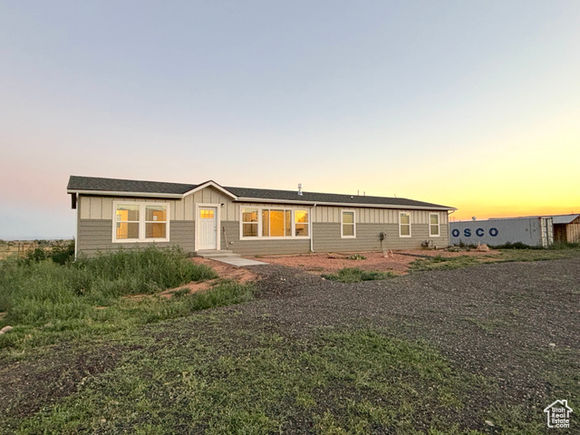 944 E Kiva Dr