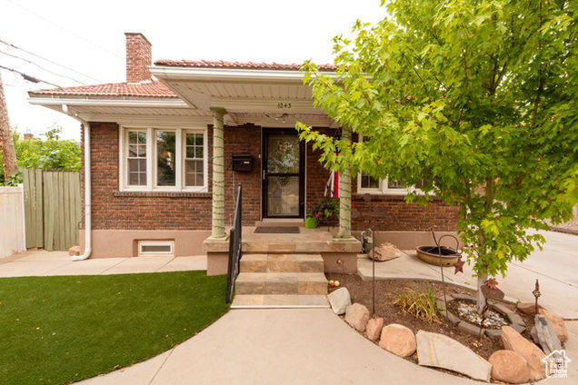 1243 E Colonial Pl