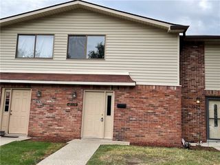 977 Greenwood Trail W