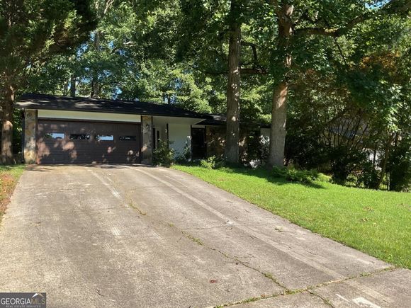 215 Lakeland Court Roswell, GA House Active - Photo 1 of 20. Opens carousel modal