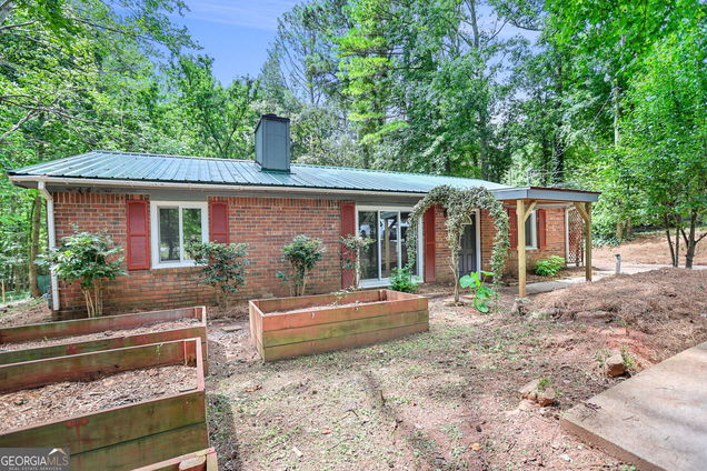 1134 Country Club Road Newnan, GA House Active - Photo 1 of 33. Opens carousel modal