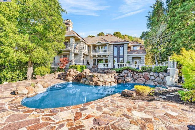 219 Valley Oaks Dr
