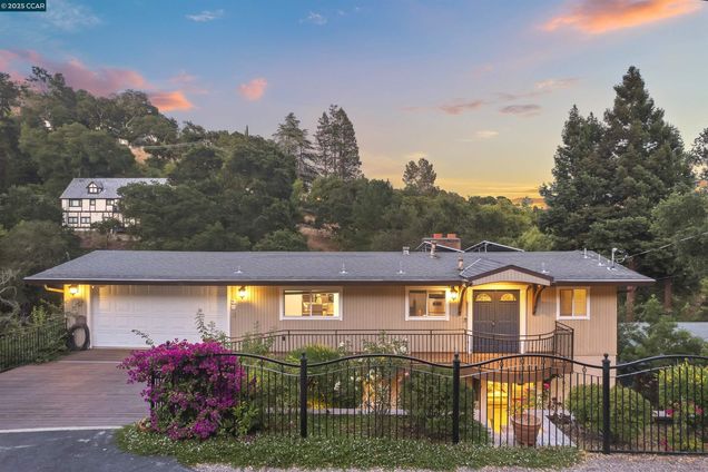 38 Saint Stephens Dr