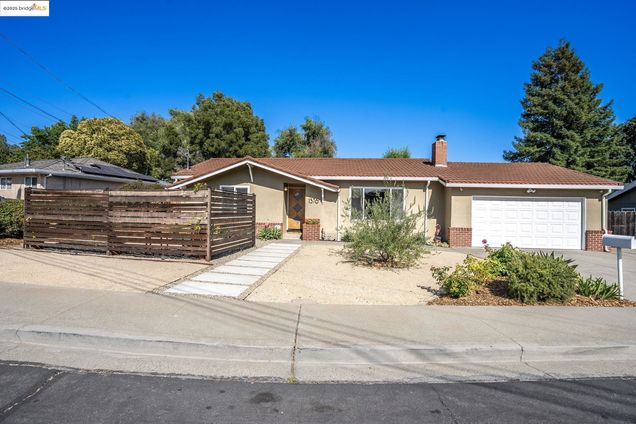 1376 Rosal Ln