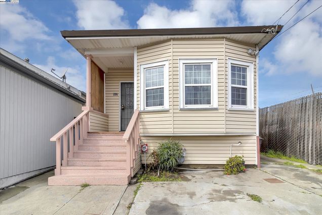 917 26th Ave Oakland, CA House Active - Photo 1 of 16. Opens carousel modal