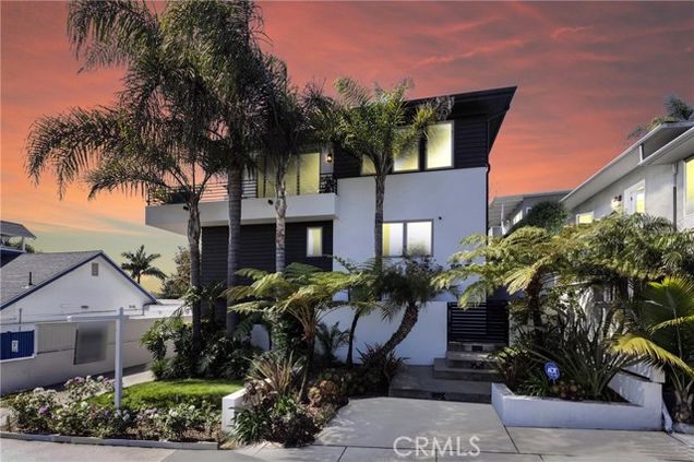 1542 Manhattan Beach Blvd Manhattan Beach, CA Townhouse Active - Photo 1 of 5. Opens carousel modal