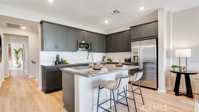 2707 E Amberley Privado