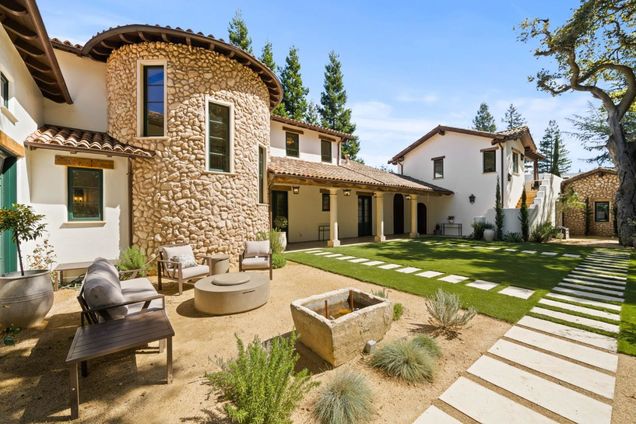 893 Laverne Way