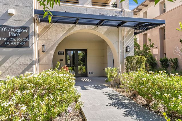 1057 Foxglove Place Unit 202
