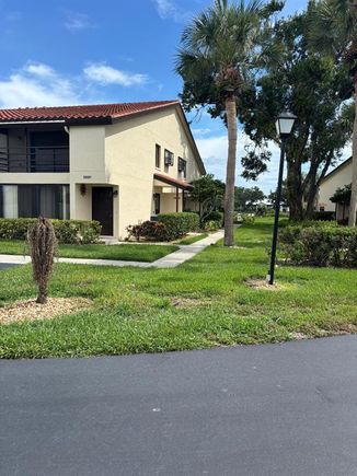 5689 Gardens Drive SARASOTA, FL Condo Active - Photo 1 of 24. Opens carousel modal