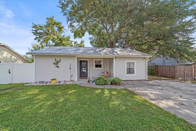 3950 Vana Drive SARASOTA, FL House Active - Photo 1 of 37. Opens carousel modal
