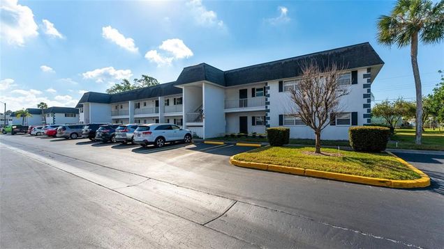 202 47th Avenue Drive W Unit 333 BRADENTON, FL Condo Active - Photo 1 of 11. Opens carousel modal