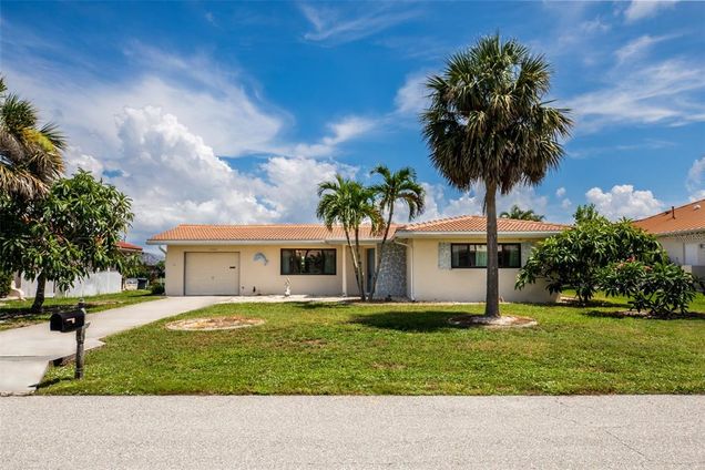 1640 Via Bianca PUNTA GORDA, FL House Active - Photo 1 of 38. Opens carousel modal