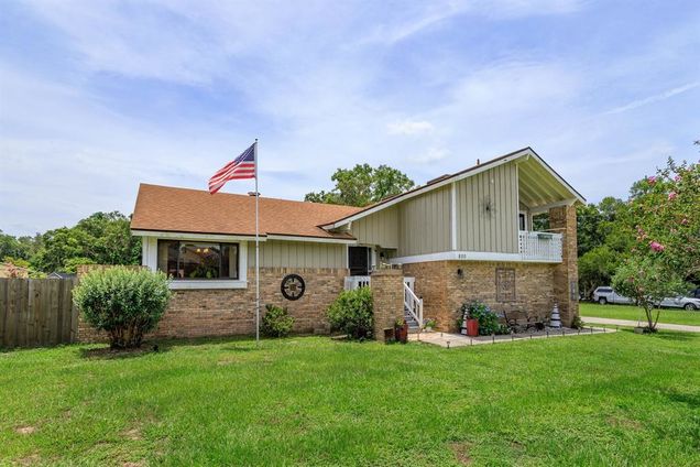 800 Lakeview Avenue MOUNT DORA, FL House Active - Photo 1 of 37. Opens carousel modal