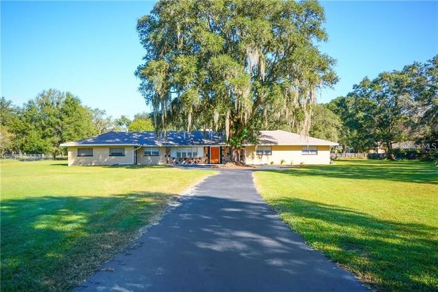 5121 Shady Oak Drive S LAKELAND, FL House Active - Photo 1 of 35. Opens carousel modal