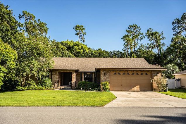 2210 W Sugar Creek Drive LAKELAND, FL House Active - Photo 1 of 80. Opens carousel modal