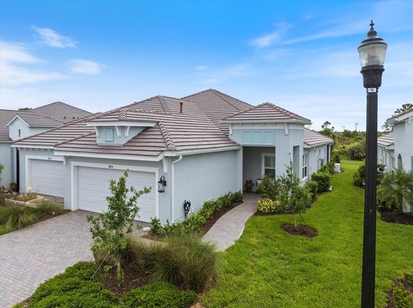 18050 Franklin Park Court VENICE, FL House Active - Photo 1 of 33. Opens carousel modal
