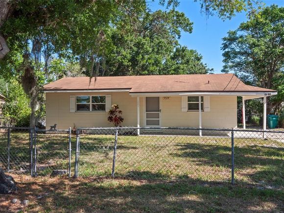 1531 Jefferson Drive MOUNT DORA, FL House Active - Photo 1 of 25. Opens carousel modal
