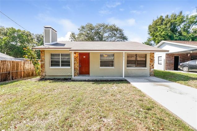 2520 Avenue A SW WINTER HAVEN, FL House Active - Photo 1 of 16. Opens carousel modal