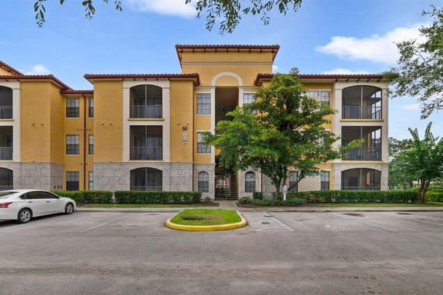 6157 Metrowest Boulevard Unit 108 ORLANDO, FL Condo Active - Photo 1 of 24. Opens carousel modal