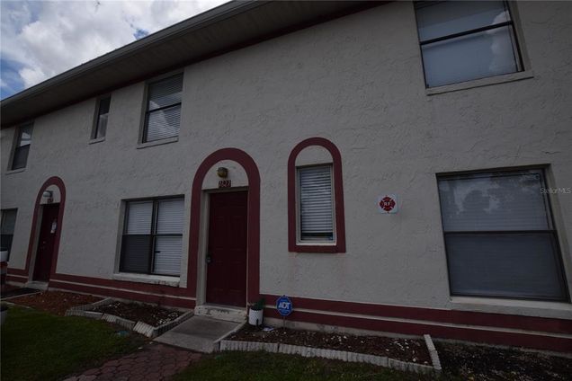 1621 Sandy Point Square Unit 61 ORLANDO, FL Condo Active - Photo 1 of 3. Opens carousel modal