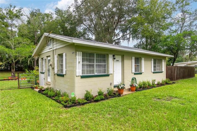 #OM705528 OCALA, FL House Active - Photo 1 of 42. Opens carousel modal