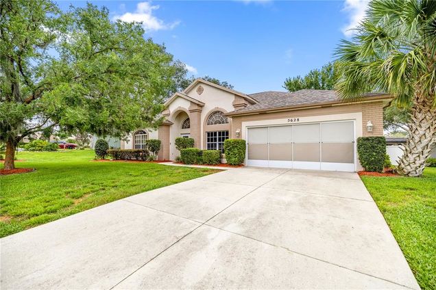 5628 W Hunters Ridge Circle LECANTO, FL House Active - Photo 1 of 31. Opens carousel modal