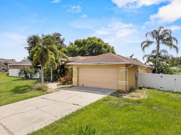 307 Sterling Drive WINTER HAVEN, FL House Active - Photo 1 of 34. Opens carousel modal