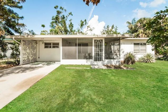 1109 Myrtle Avenue VENICE, FL House Active - Photo 1 of 15. Opens carousel modal