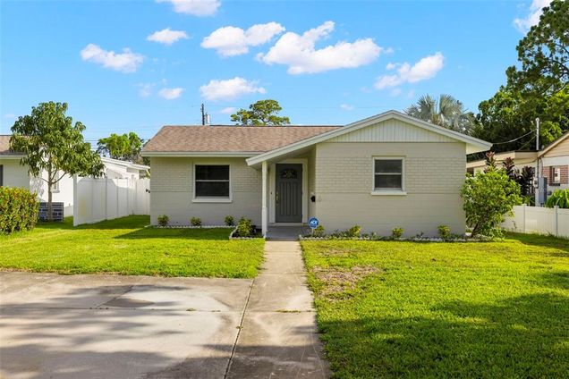 729 Lynndale Street N ST PETERSBURG, FL House Active - Photo 1 of 23. Opens carousel modal
