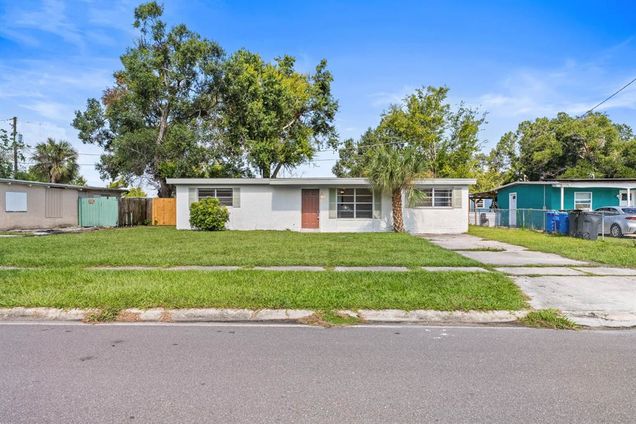 1413 Longwood Loop