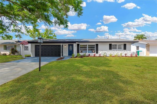 11361 88th Avenue SEMINOLE, FL House Active - Photo 1 of 31. Opens carousel modal