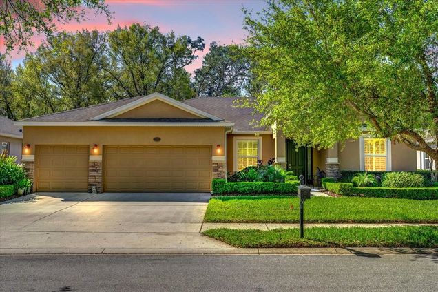 320 W Victoria Trails Boulevard