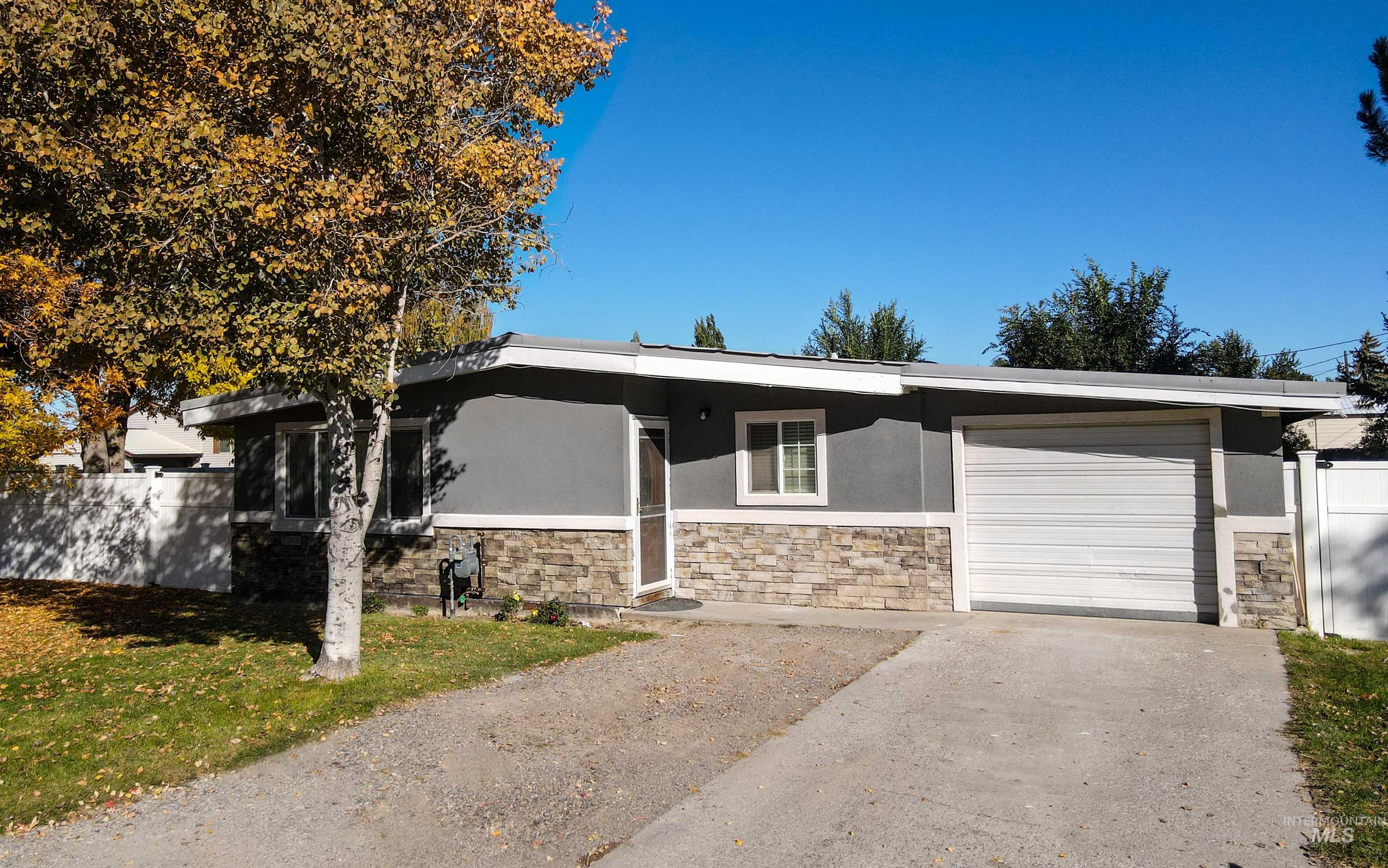818 15th Dr