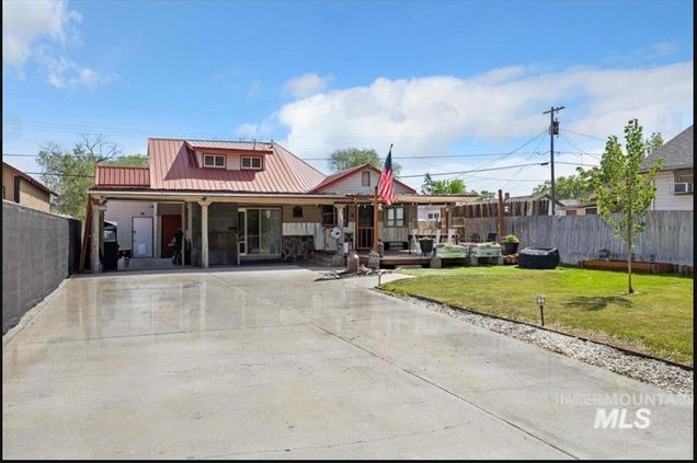 320 14th Ave N Buhl, ID House Active - Photo 1 of 32. Opens carousel modal