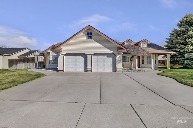 2563 Paintbrush Dr. Twin Falls, ID Multifamily Active - Photo 1 of 28. Opens carousel modal